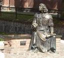 Памятник Николаю Копернику - администратору замка капитула, защитнику Ольштына в период польско-тевтонской войны, экономисту и астроному
