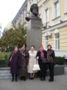 Доц. Н.А.Пузанова с коллегами у памятника М.П. Драгоманову у входа в университет