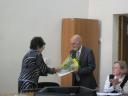 И.о. декана проф. Н.В.Баграмова вручает диплом руководителю студенческого научного проекта И.К.Архипову